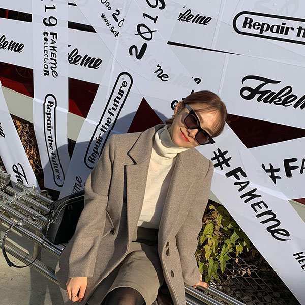 Áo len cổ lọ + áo khoác dạ: Combo xưa như trái đất đang được các quý cô sành mốt ưu ái hết mực