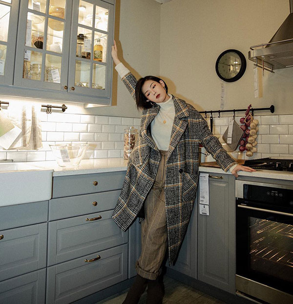 Áo len cổ lọ + áo khoác dạ: Combo xưa như trái đất đang được các quý cô sành mốt ưu ái hết mực