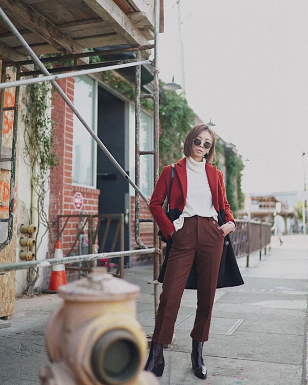 Áo len cổ lọ + áo khoác dạ: Combo xưa như trái đất đang được các quý cô sành mốt ưu ái hết mực