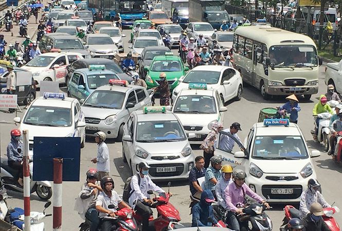 Giá xăng giảm mạnh nhiều lần, cước taxi bất động