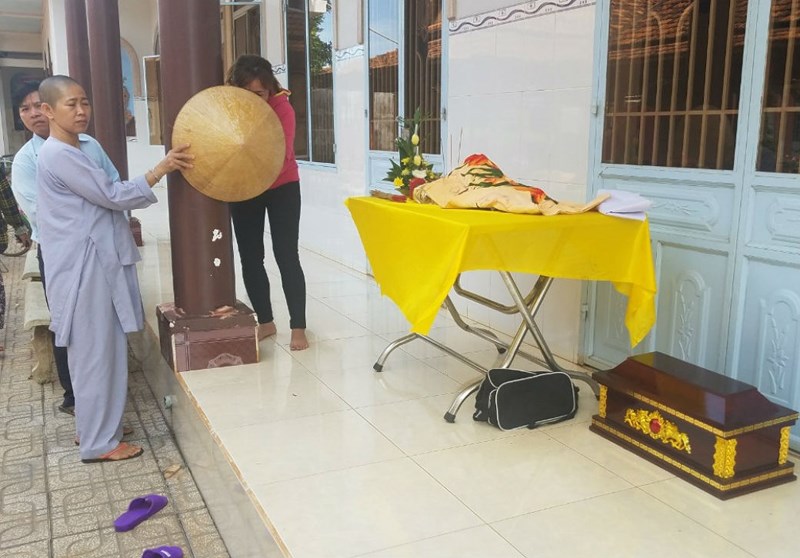 Thi thể trẻ sơ sinh còn nguyên dây rốn trước cổng chùa Thi thể trẻ sơ sinh còn nguyên dây rốn trước cổng chùa