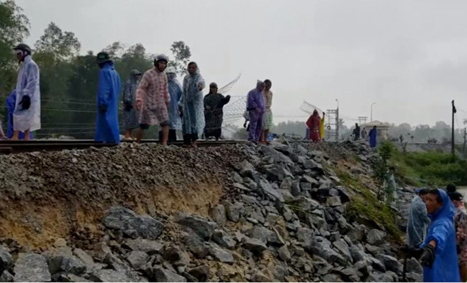 Thông tuyến đường sắt Bắc - Nam sau 1 ngày ách tắc vì mưa lũ