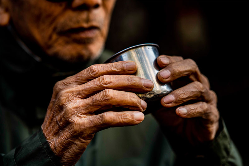 NSƯT Trần Hạnh ngồi bán mũ ở ga Hà Nội: Chí Trung xin tiền hộ, tôi chẳng biết nói sao