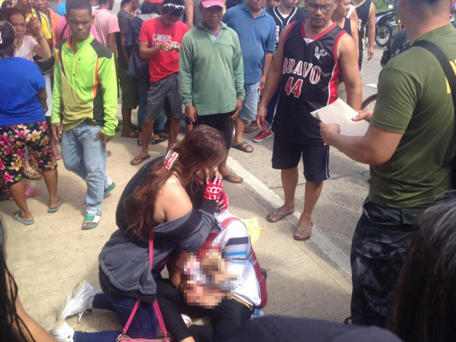 Đang trên xe máy về nhà, mẹ khóc ngất khi con trai 19 tháng tuổi bỗng tử vong ngay trước mắt vì một chiếc khăn