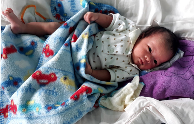 Bé trai nặng 4 kg bị bỏ rơi trước cổng chùa