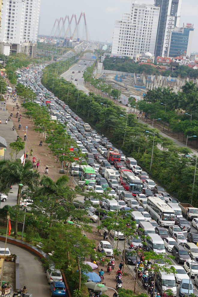 Video - Ảnh: Đường Võ Chí Công ùn tắc nghiệm trọng sáng đầu tuần vì diễn tập