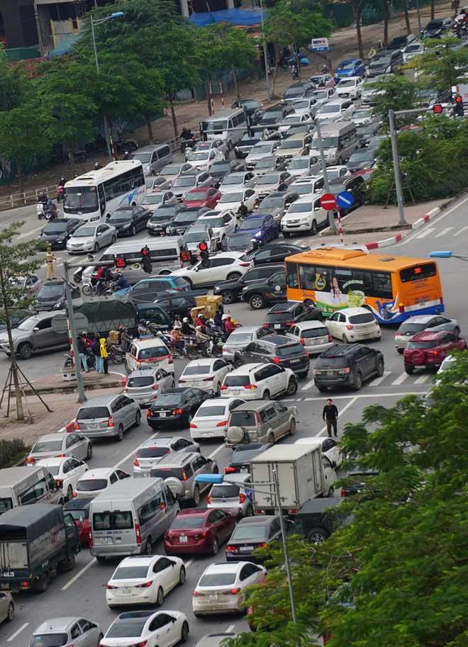 Video - Ảnh: Đường Võ Chí Công ùn tắc nghiệm trọng sáng đầu tuần vì diễn tập