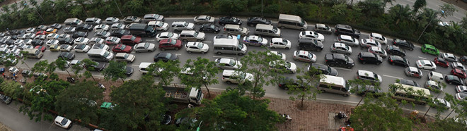 Video - Ảnh: Đường Võ Chí Công ùn tắc nghiệm trọng sáng đầu tuần vì diễn tập