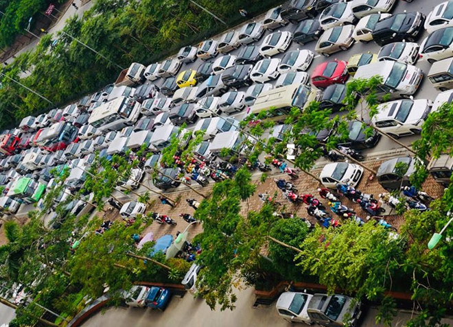 Video - Ảnh: Đường Võ Chí Công ùn tắc nghiệm trọng sáng đầu tuần vì diễn tập