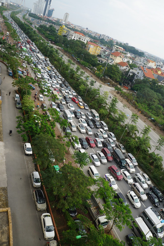 Video - Ảnh: Đường Võ Chí Công ùn tắc nghiệm trọng sáng đầu tuần vì diễn tập