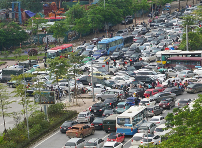 Video - Ảnh: Đường Võ Chí Công ùn tắc nghiệm trọng sáng đầu tuần vì diễn tập