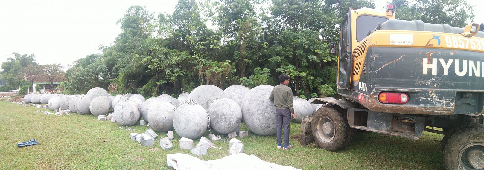 Clip chôn 40 quả bóng xích ở sân vận động Mỹ Đình gây xôn xao và sự thật phía sau