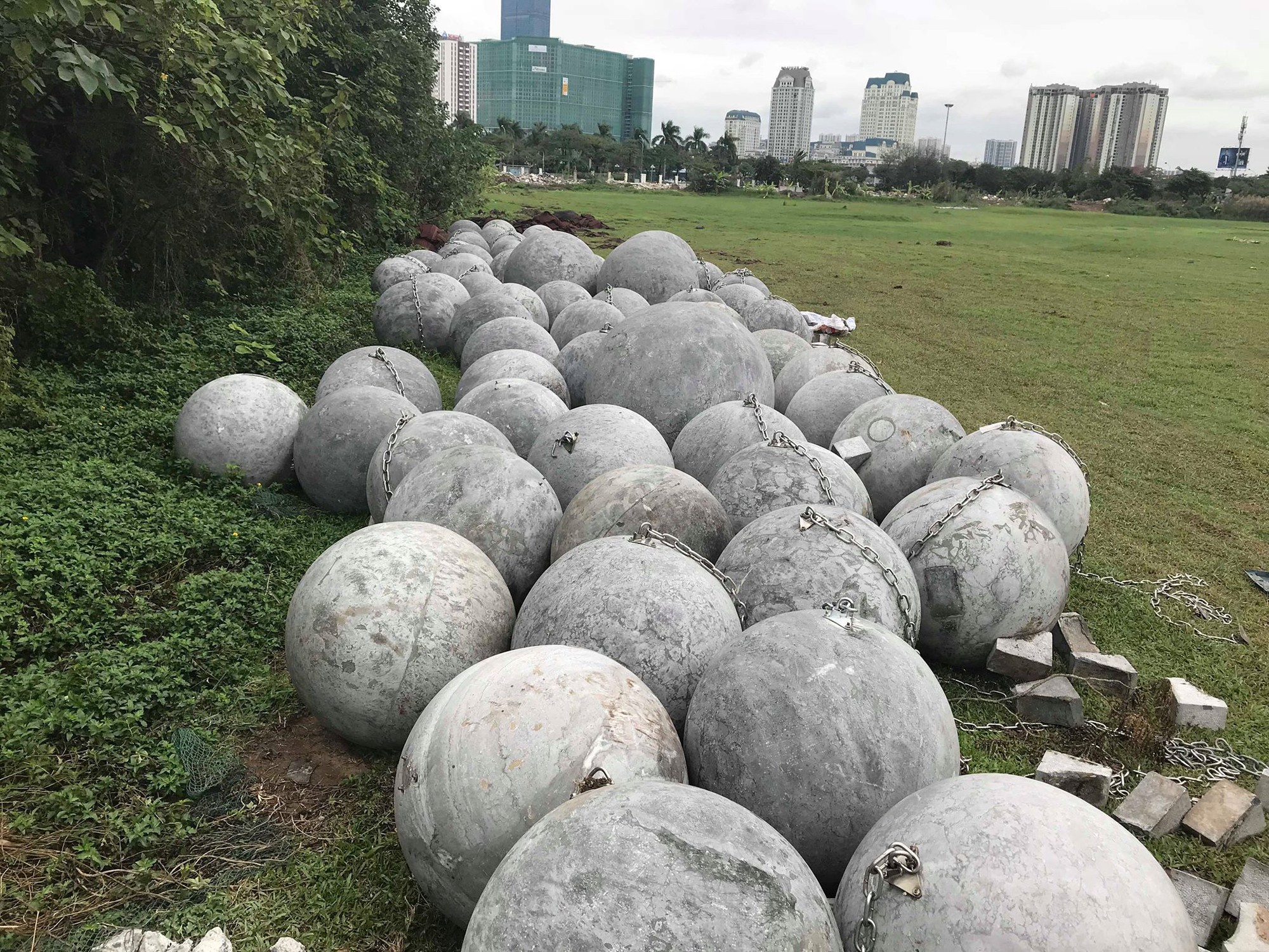 Clip chôn 40 quả bóng xích ở sân vận động Mỹ Đình gây xôn xao và sự thật phía sau