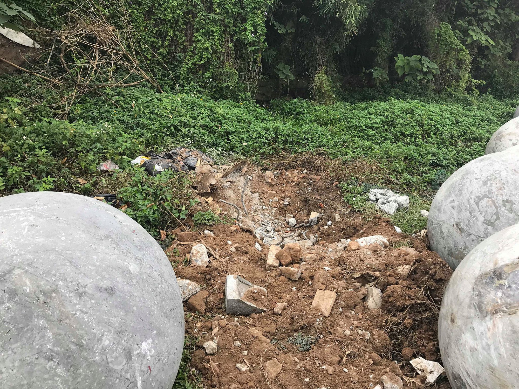 Clip chôn 40 quả bóng xích ở sân vận động Mỹ Đình gây xôn xao và sự thật phía sau