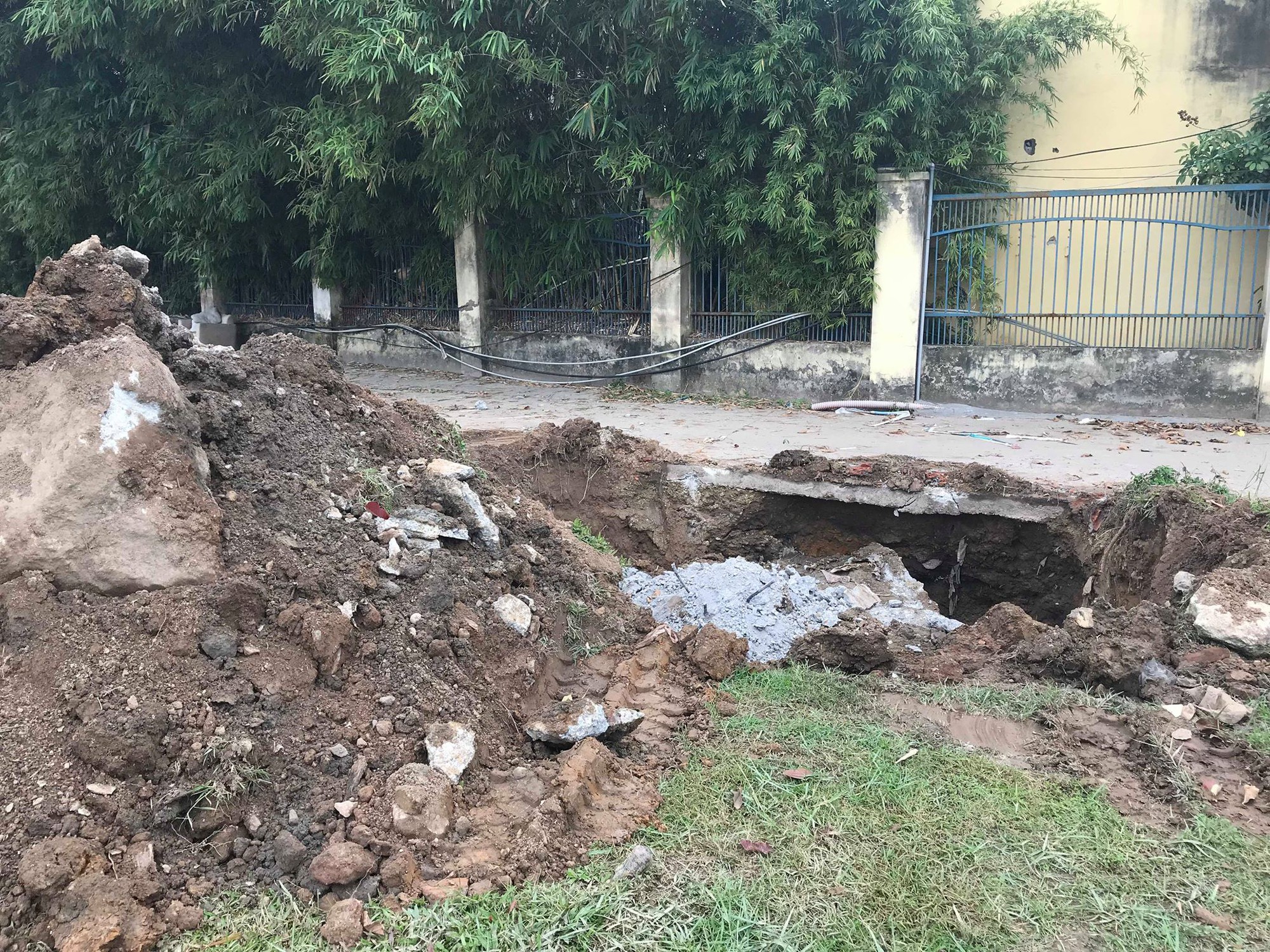 Clip chôn 40 quả bóng xích ở sân vận động Mỹ Đình gây xôn xao và sự thật phía sau