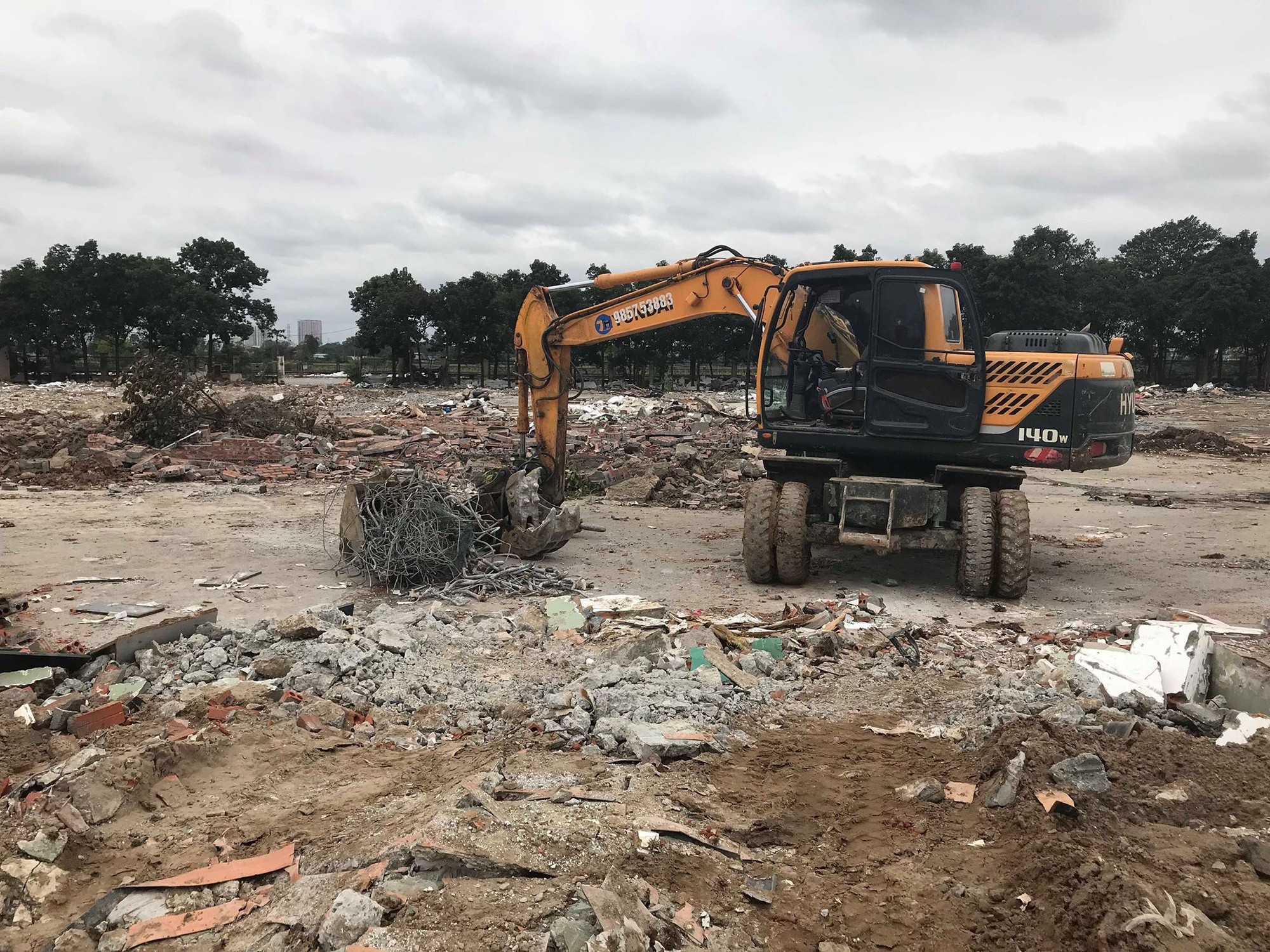 Clip chôn 40 quả bóng xích ở sân vận động Mỹ Đình gây xôn xao và sự thật phía sau