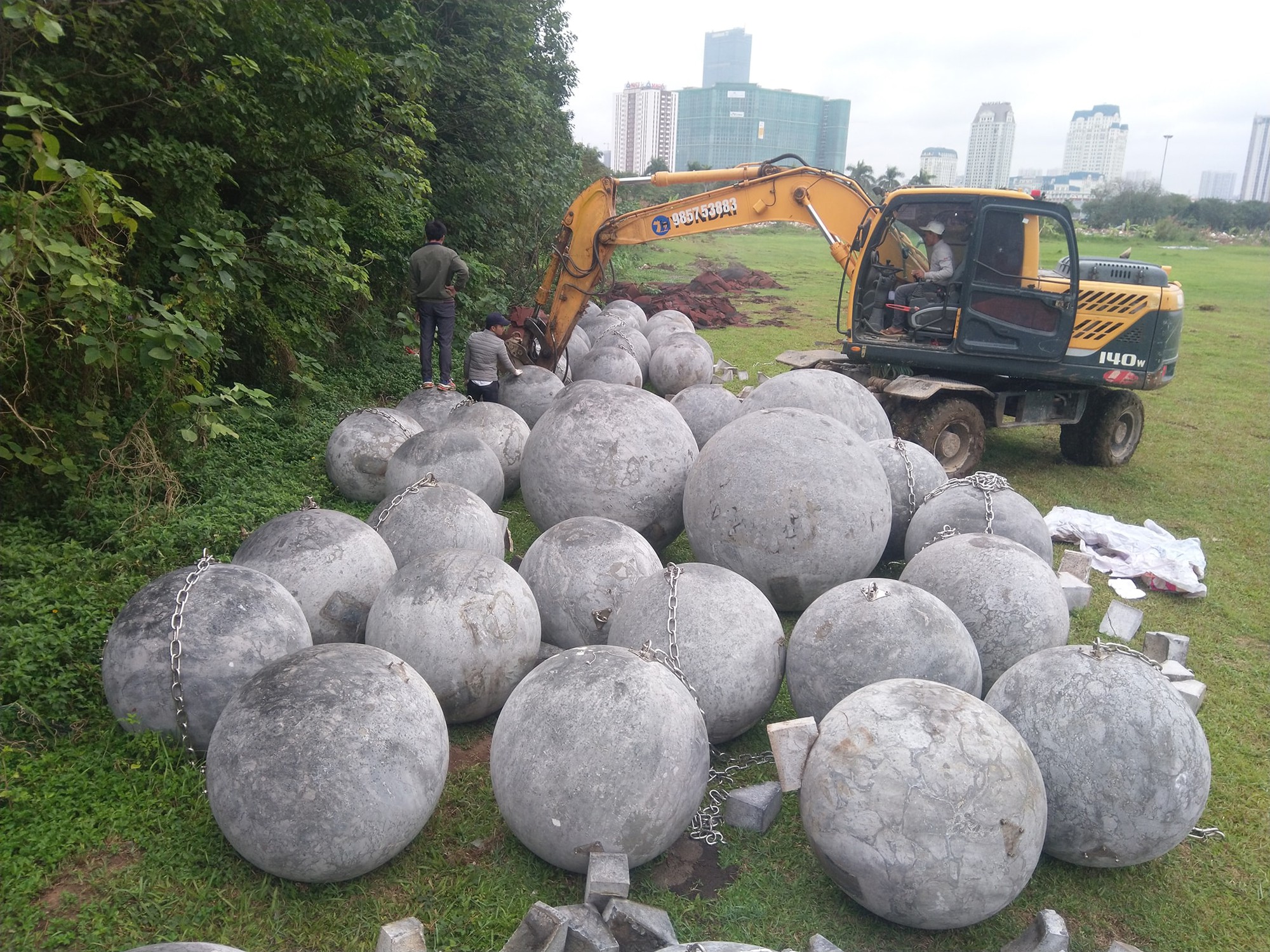 Clip chôn 40 quả bóng xích ở sân vận động Mỹ Đình gây xôn xao và sự thật phía sau