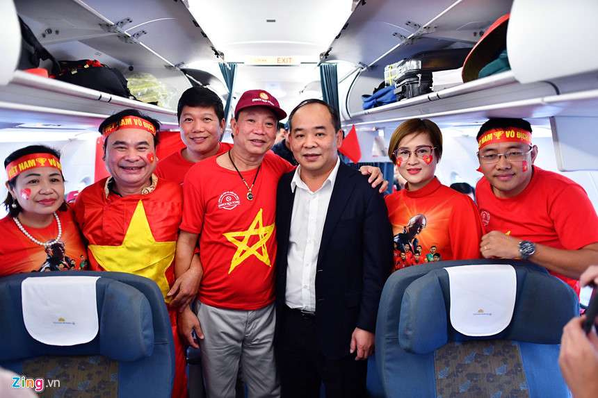 CĐV ùn ùn sang Malaysia trước giờ đấu chung kết AFF Cup