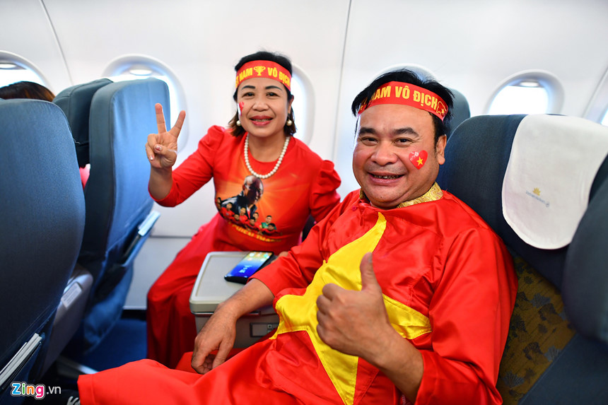 CĐV ùn ùn sang Malaysia trước giờ đấu chung kết AFF Cup