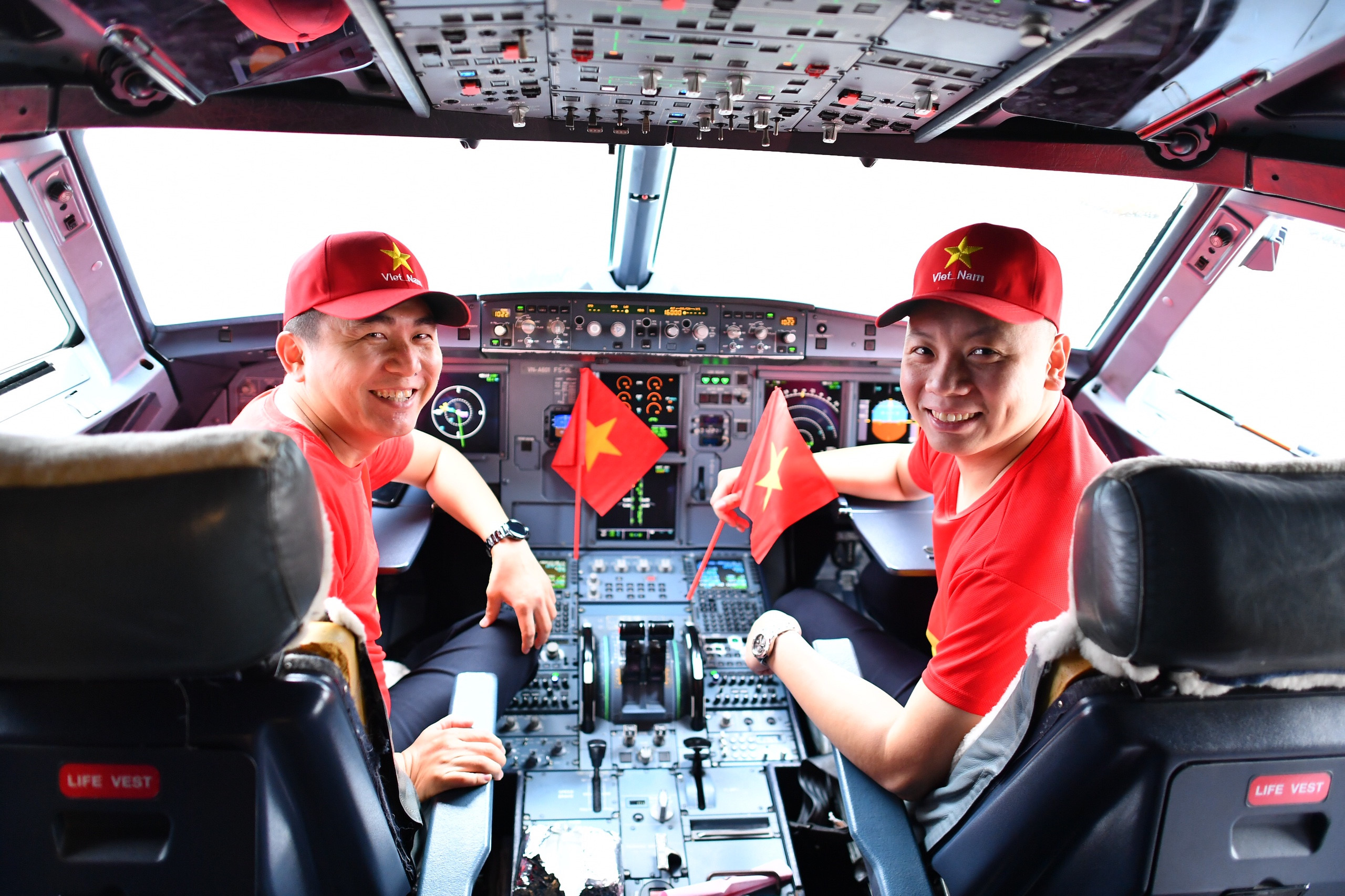 CĐV ùn ùn sang Malaysia trước giờ đấu chung kết AFF Cup