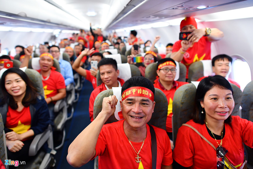 CĐV ùn ùn sang Malaysia trước giờ đấu chung kết AFF Cup