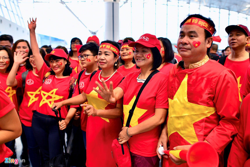 CĐV ùn ùn sang Malaysia trước giờ đấu chung kết AFF Cup