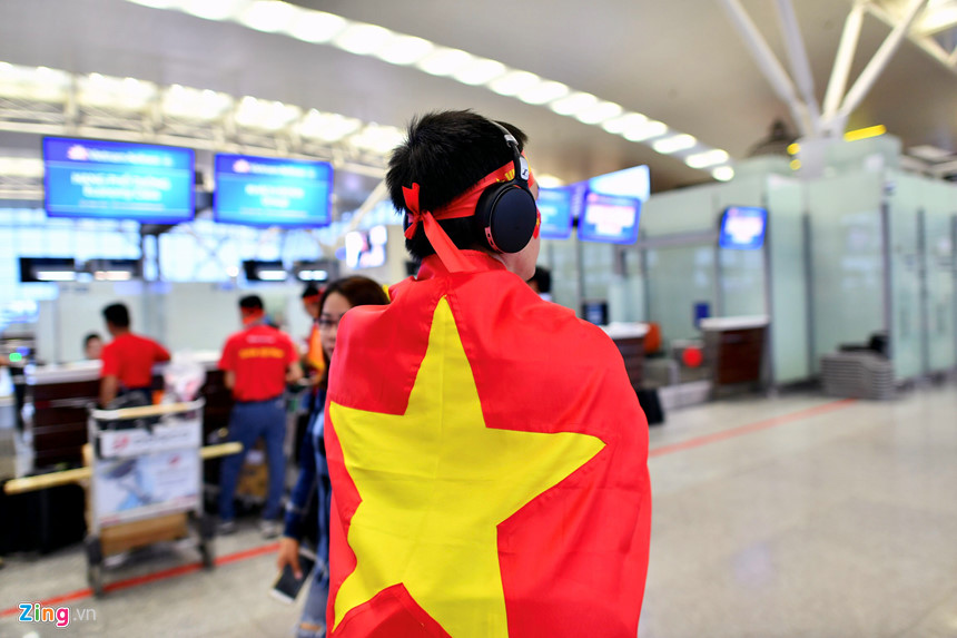 CĐV ùn ùn sang Malaysia trước giờ đấu chung kết AFF Cup