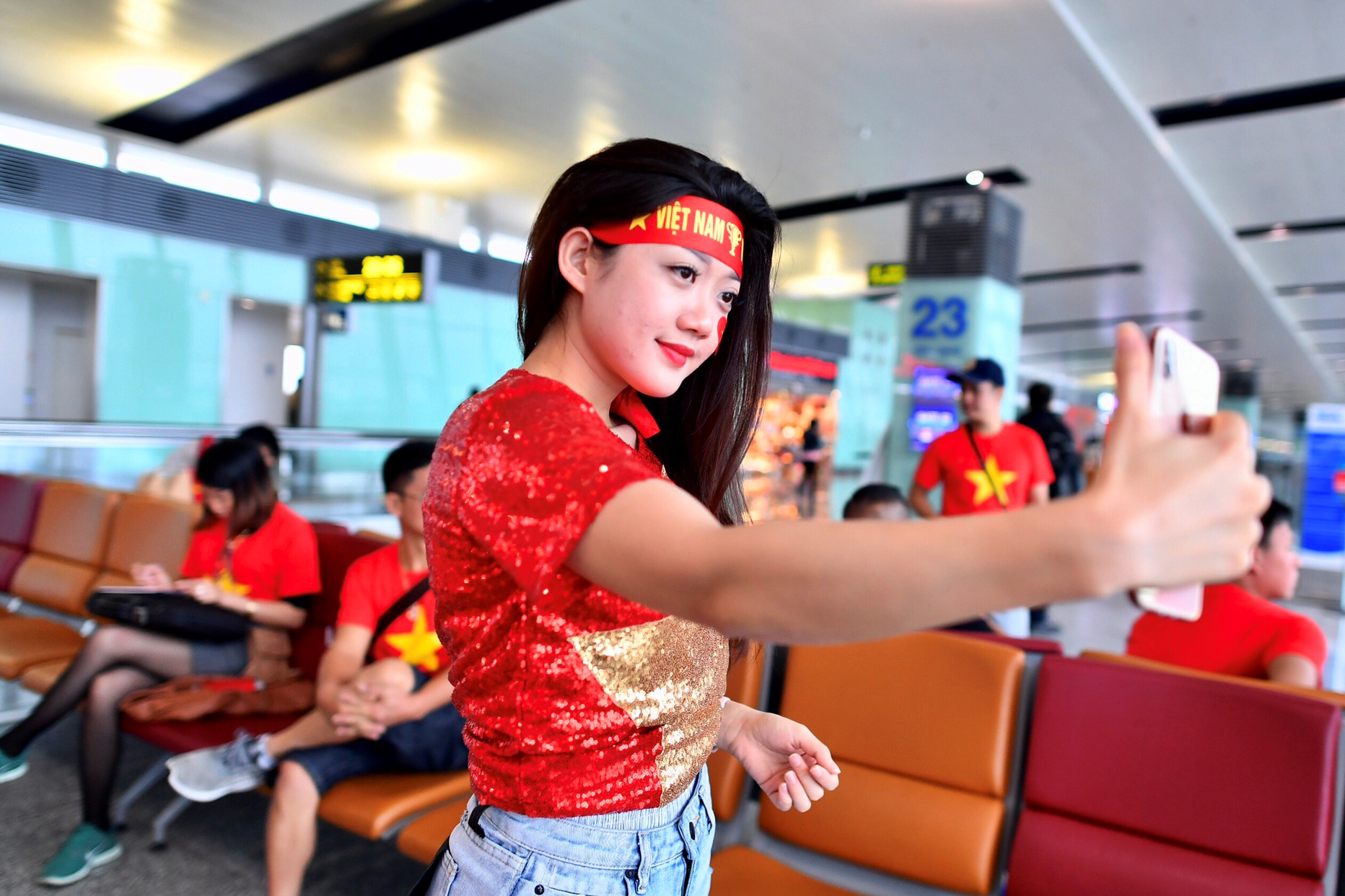 CĐV ùn ùn sang Malaysia trước giờ đấu chung kết AFF Cup