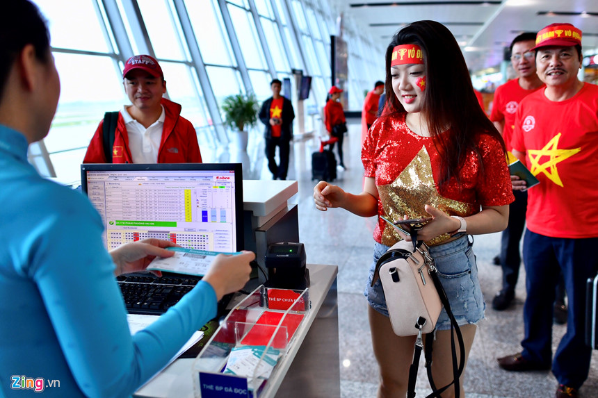 CĐV ùn ùn sang Malaysia trước giờ đấu chung kết AFF Cup