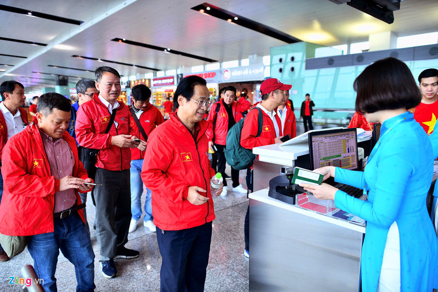 CĐV ùn ùn sang Malaysia trước giờ đấu chung kết AFF Cup