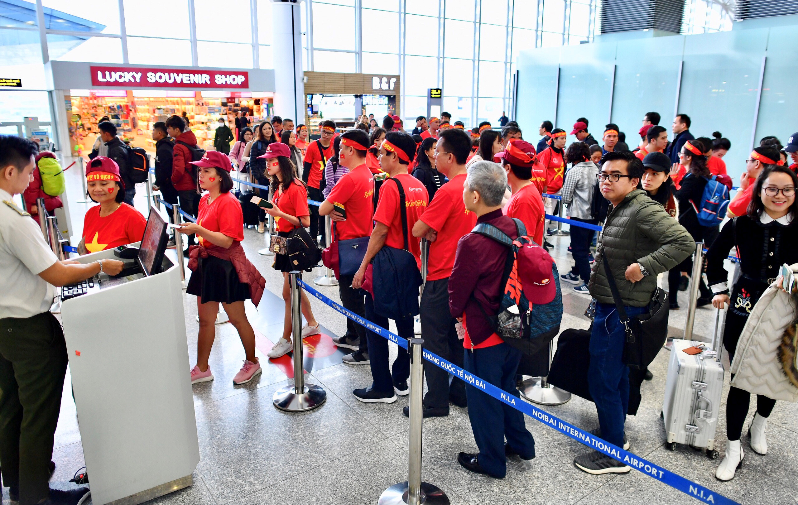 CĐV ùn ùn sang Malaysia trước giờ đấu chung kết AFF Cup