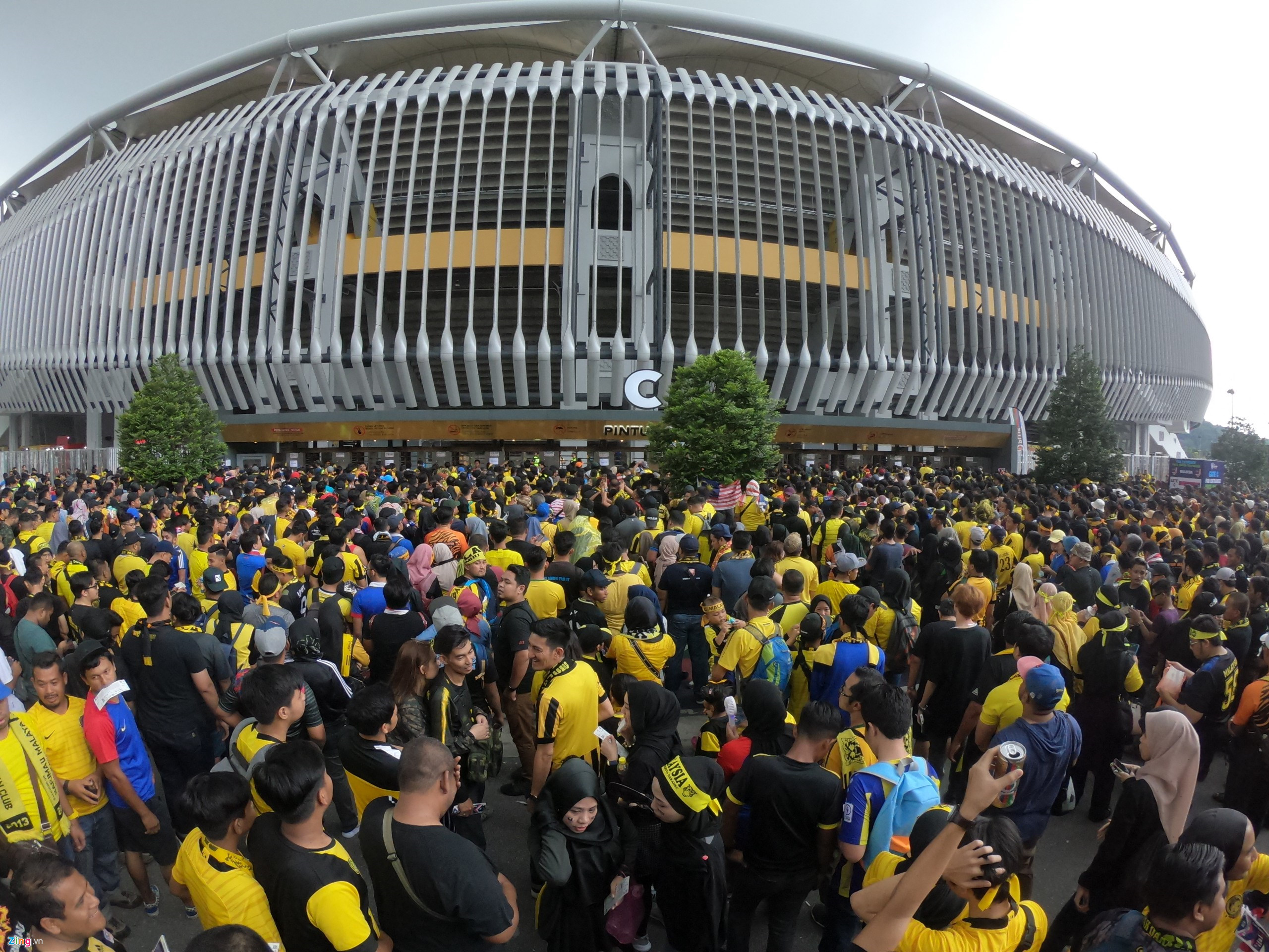 Hàng nghìn CĐV Malaysia đứng chật kín ngoài sân, bất ngờ gặp mưa lớn