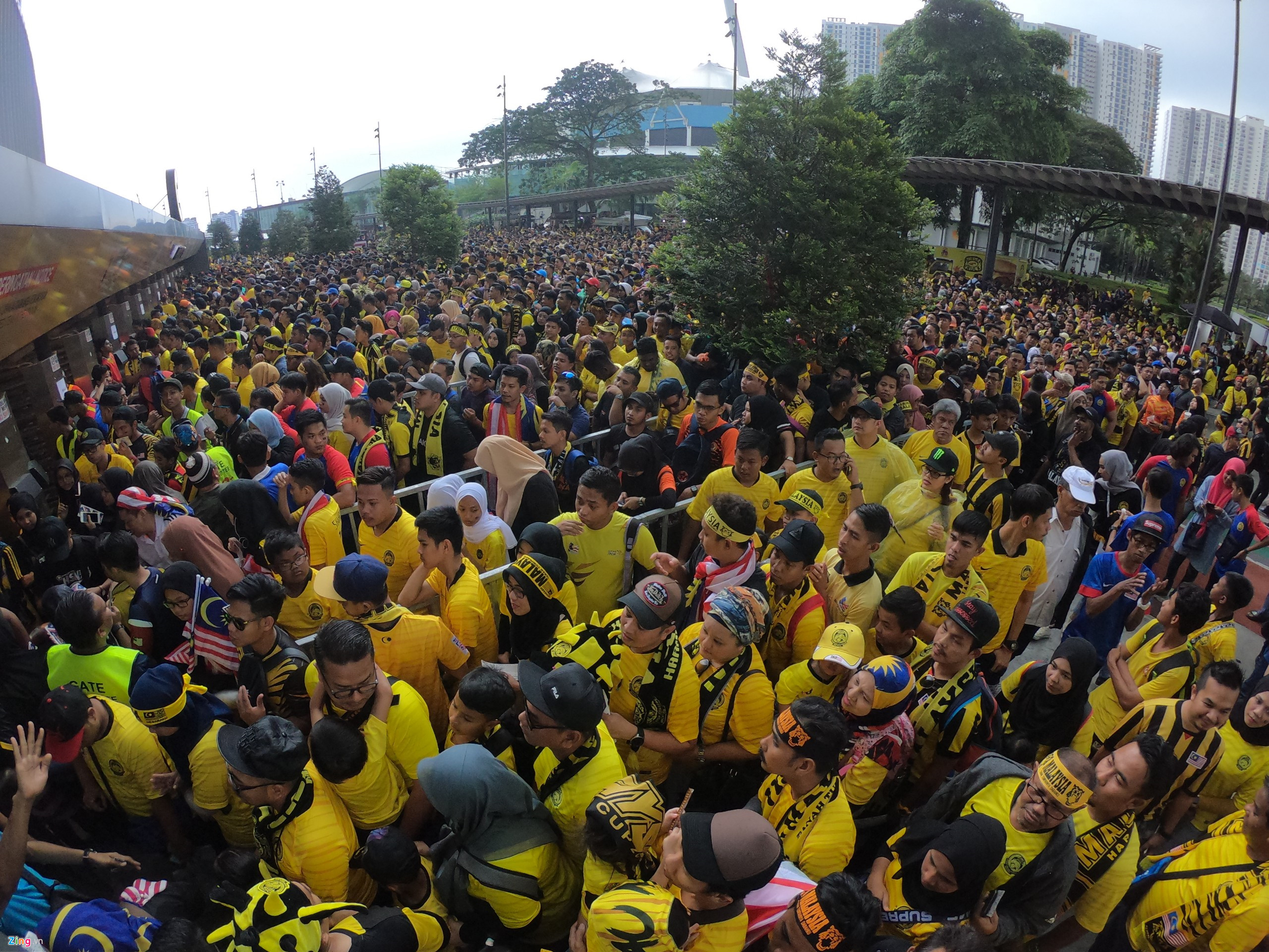 Hàng nghìn CĐV Malaysia đứng chật kín ngoài sân, bất ngờ gặp mưa lớn