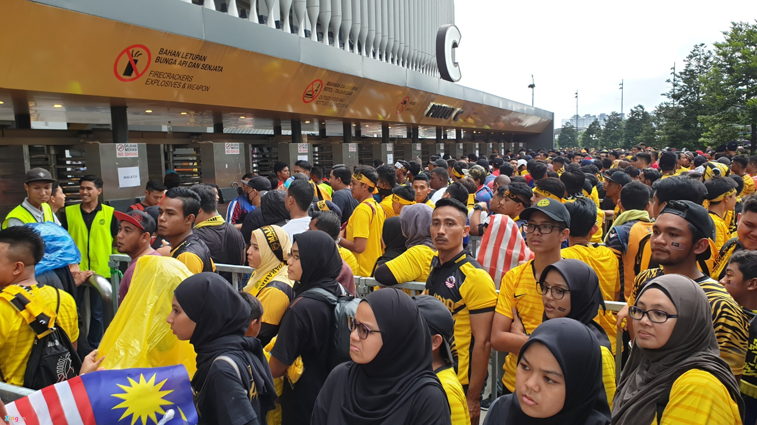 Hàng nghìn CĐV Malaysia đứng chật kín ngoài sân, bất ngờ gặp mưa lớn