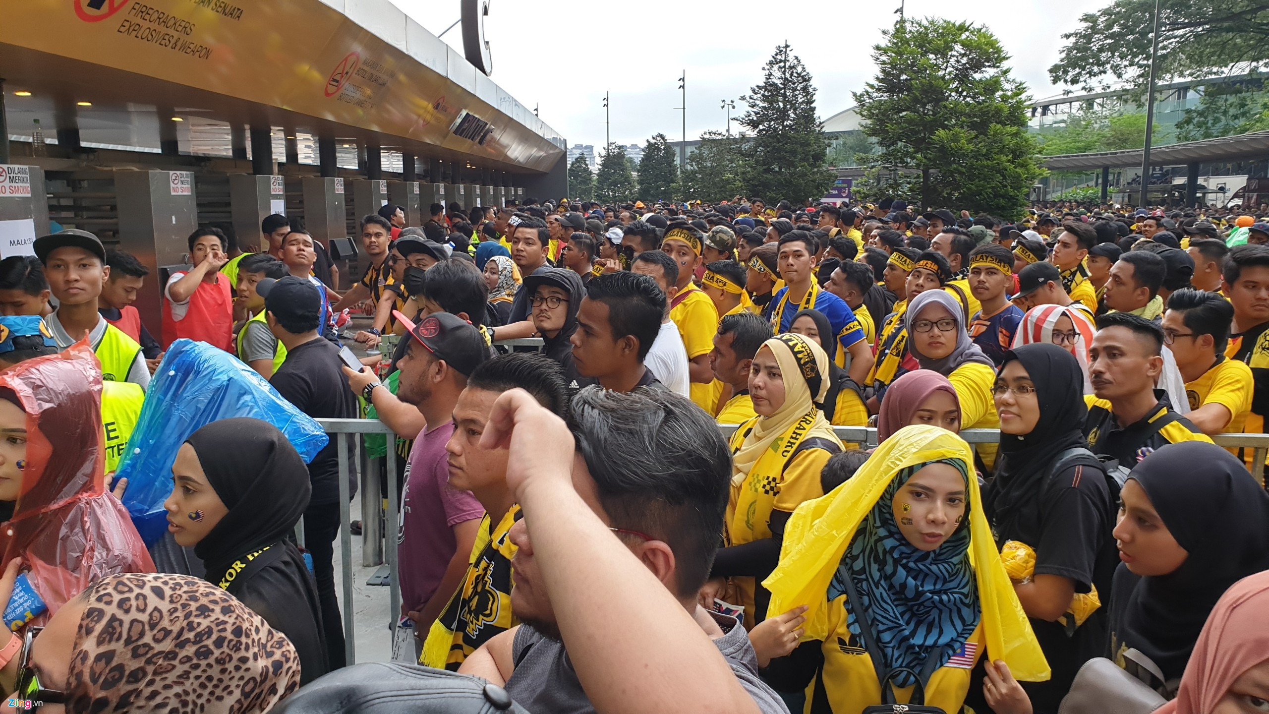 Hàng nghìn CĐV Malaysia đứng chật kín ngoài sân, bất ngờ gặp mưa lớn