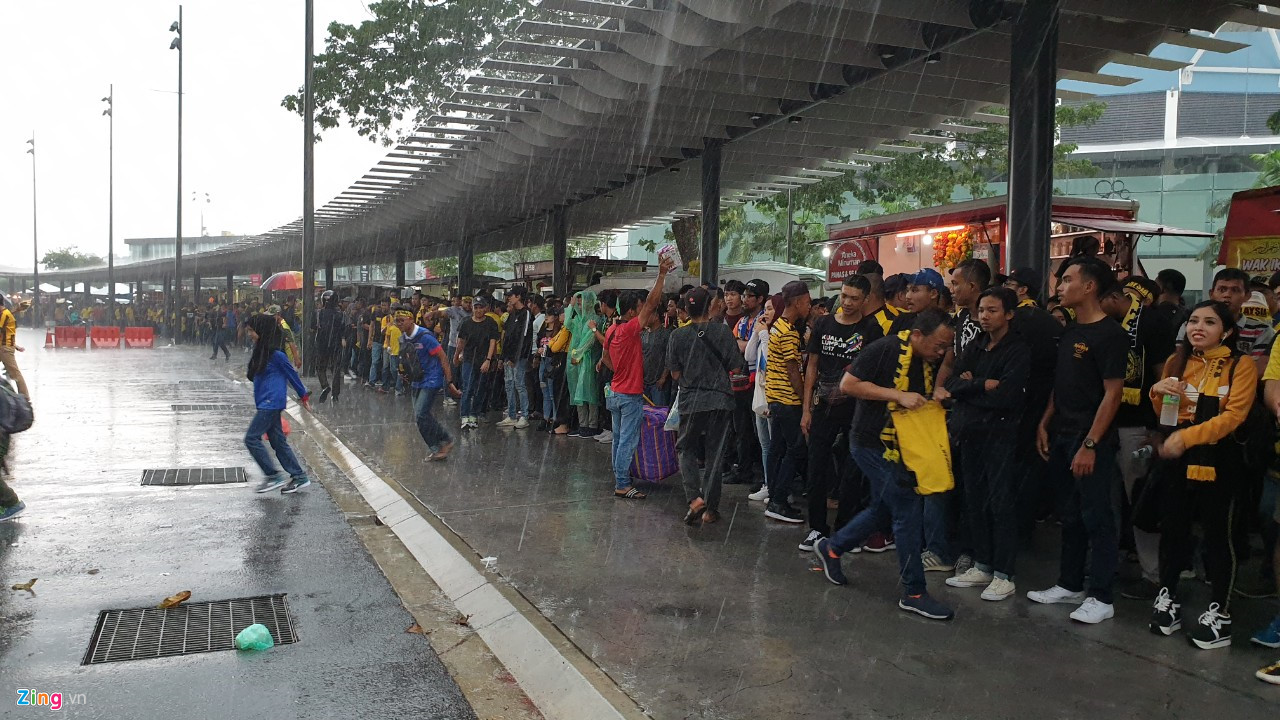 Hàng nghìn CĐV Malaysia đứng chật kín ngoài sân, bất ngờ gặp mưa lớn