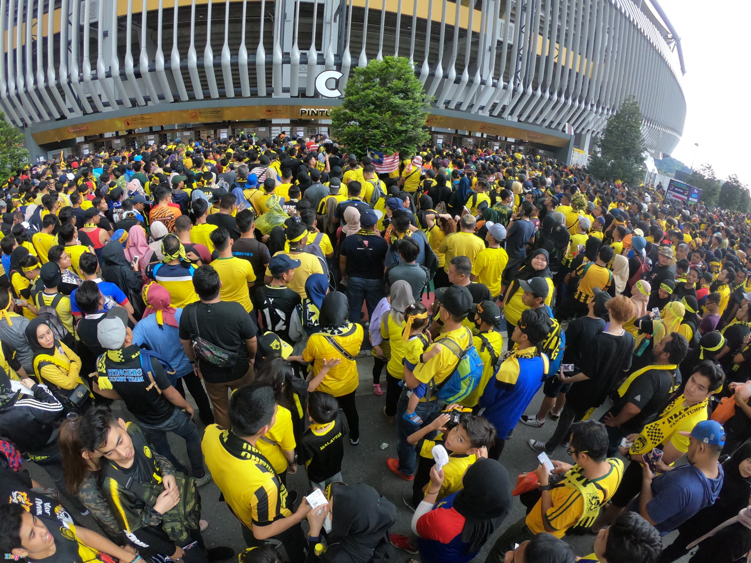 Hàng nghìn CĐV Malaysia đứng chật kín ngoài sân, bất ngờ gặp mưa lớn