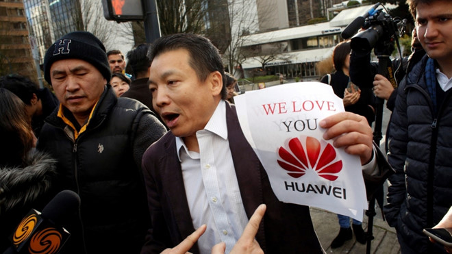 Đám đông gây ồn ào tại phiên tòa công chúa Huawei