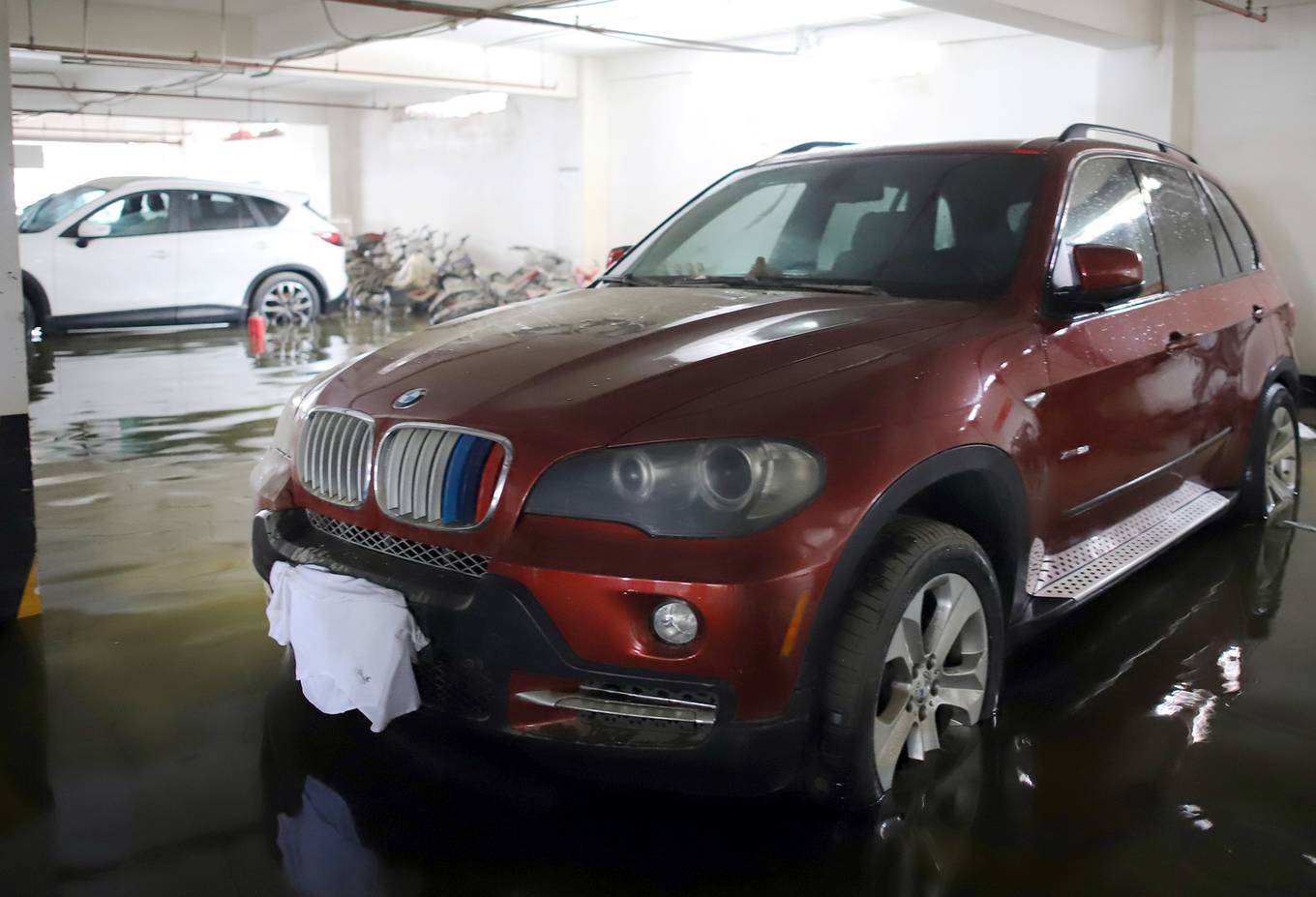 13 ôtô được cứu sau ba ngày chìm dưới nước