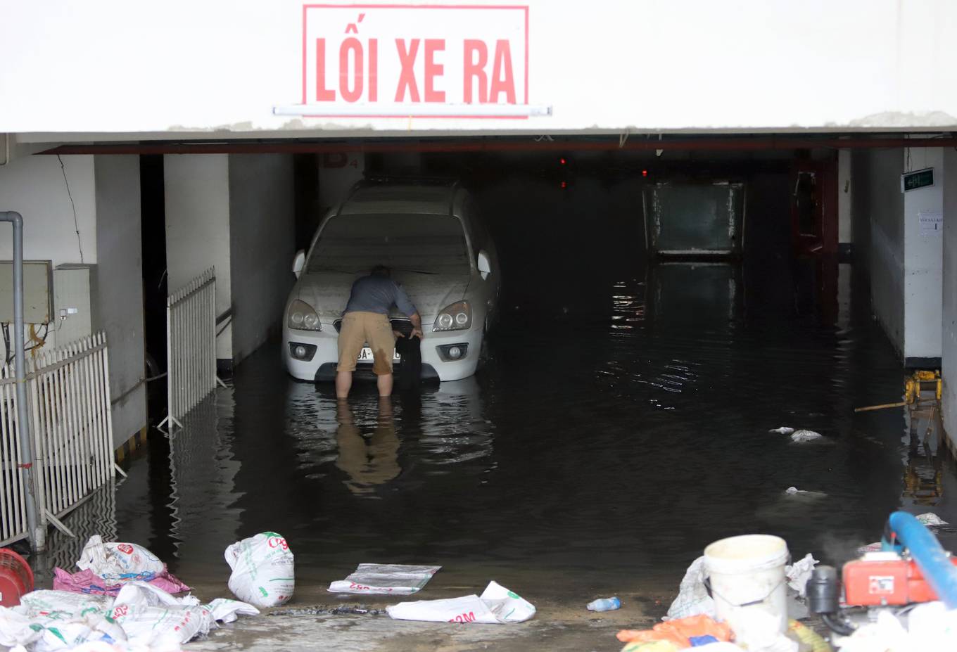 13 ôtô được cứu sau ba ngày chìm dưới nước