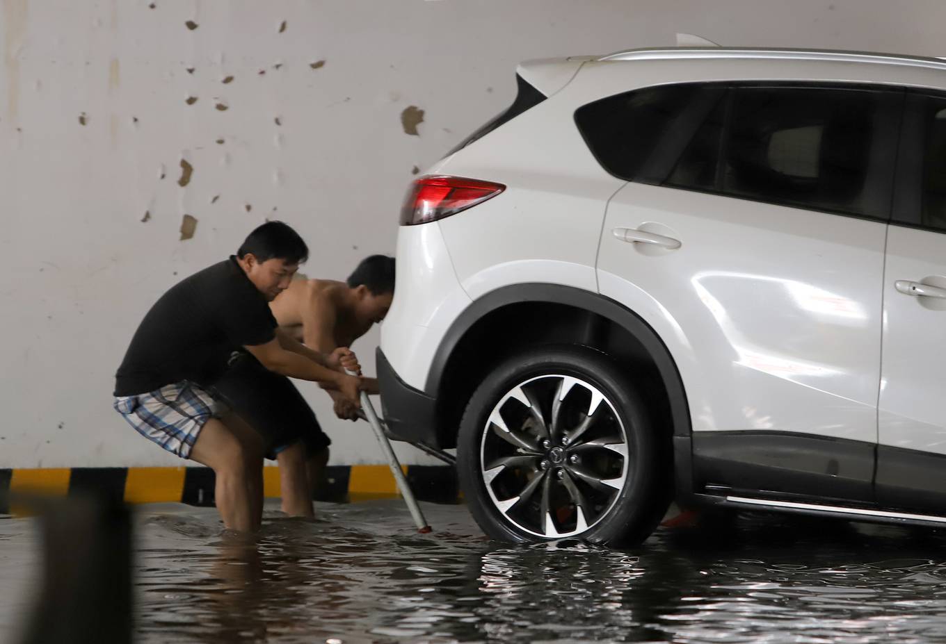 13 ôtô được cứu sau ba ngày chìm dưới nước