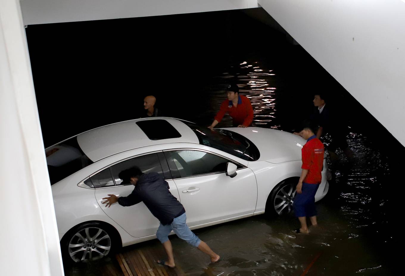 13 ôtô được cứu sau ba ngày chìm dưới nước