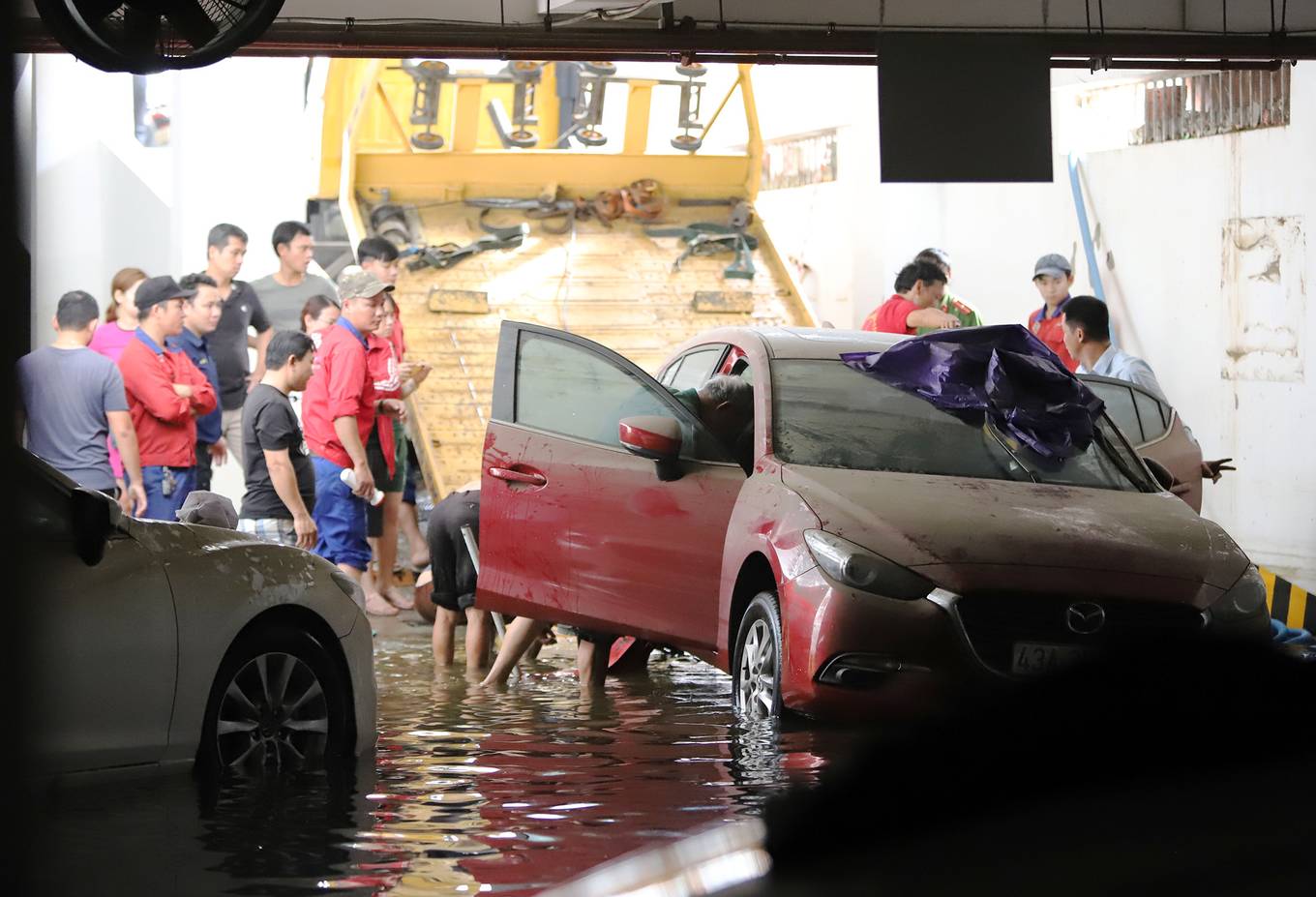 13 ôtô được cứu sau ba ngày chìm dưới nước