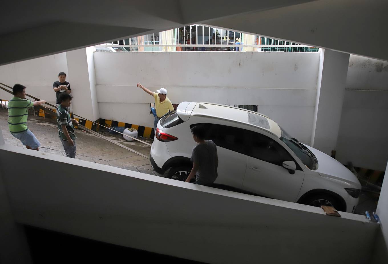 13 ôtô được cứu sau ba ngày chìm dưới nước