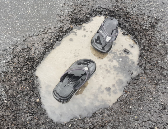 Sau mưa lớn, đường cao tốc Đà Nẵng – Quảng Ngãi 34.500 tỉ đầy ổ gà