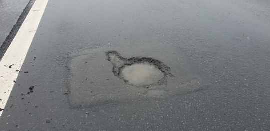 Sau mưa lớn, đường cao tốc Đà Nẵng – Quảng Ngãi 34.500 tỉ đầy ổ gà