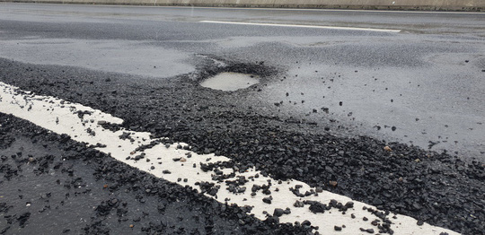 Sau mưa lớn, đường cao tốc Đà Nẵng – Quảng Ngãi 34.500 tỉ đầy ổ gà