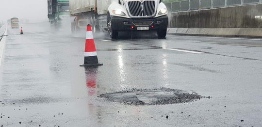 Sau mưa lớn, đường cao tốc Đà Nẵng – Quảng Ngãi 34.500 tỉ đầy ổ gà