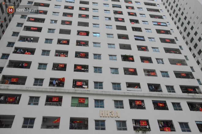 Người dân chung cư ở Hà Nội đồng loạt treo cờ cổ vũ đội tuyển Việt Nam trước trận chung kết lượt đi gặp Malaysia