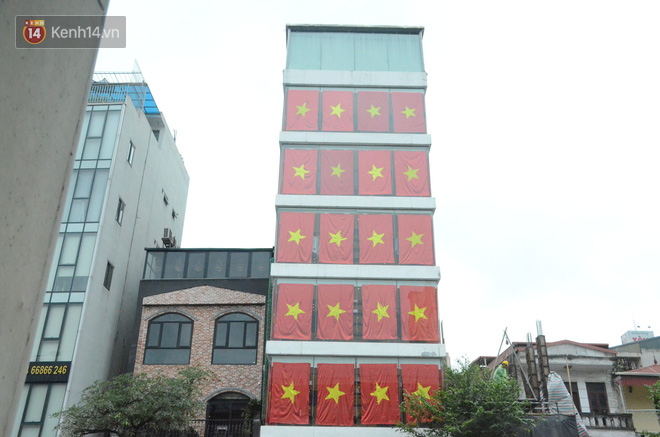 Người dân chung cư ở Hà Nội đồng loạt treo cờ cổ vũ đội tuyển Việt Nam trước trận chung kết lượt đi gặp Malaysia